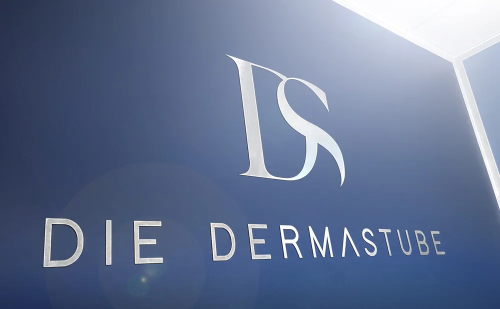 Die Dermastube Logo am Empfang